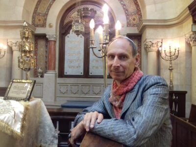 Pressbild på författaren Richard Zimler i synagogan i Lissabon