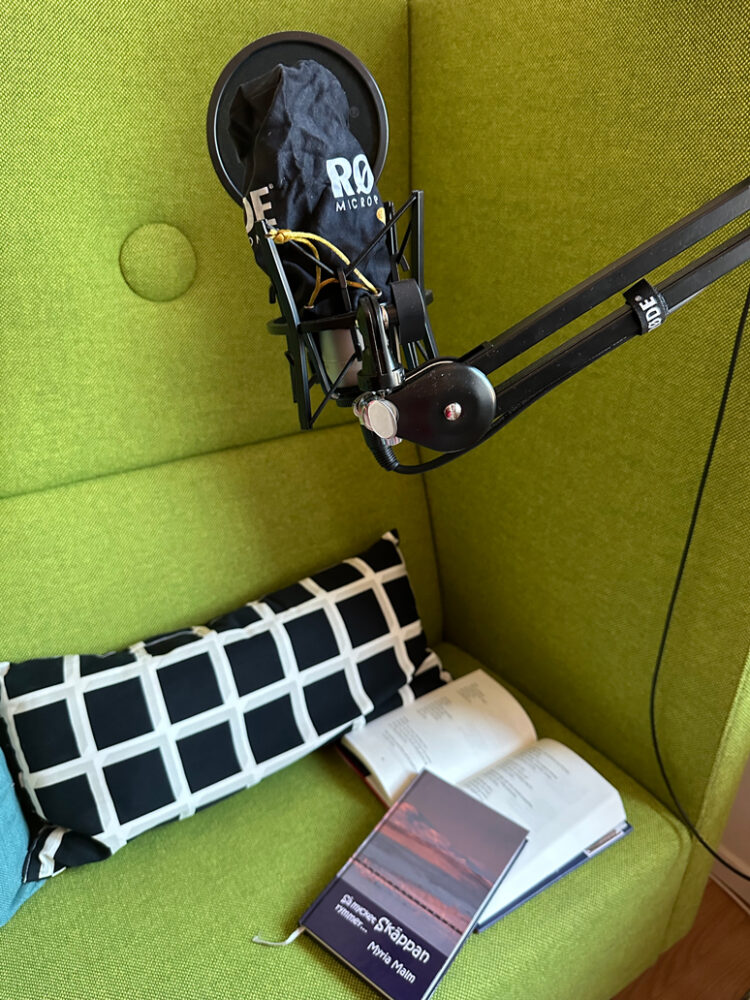 På Lusima Bookstore kan du lyssna på egenproducerade poddar Fåtölj med mikrofon, inspelningsstudio ljudböcker